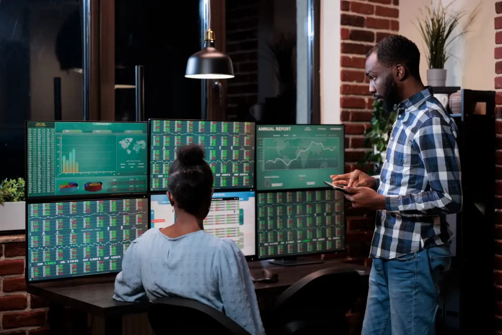 Two forex traders are doing research and analyze the Market which is one of the trading psychology tips