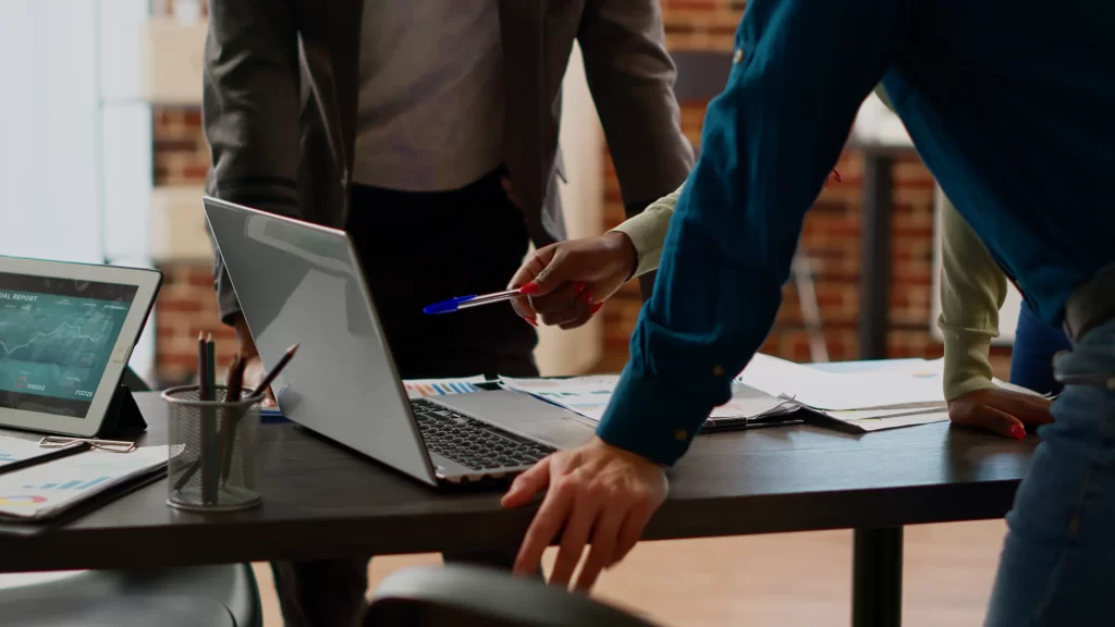 Two forex traders are trying to identify their mistakes in trading which is one of the trading psychology tips